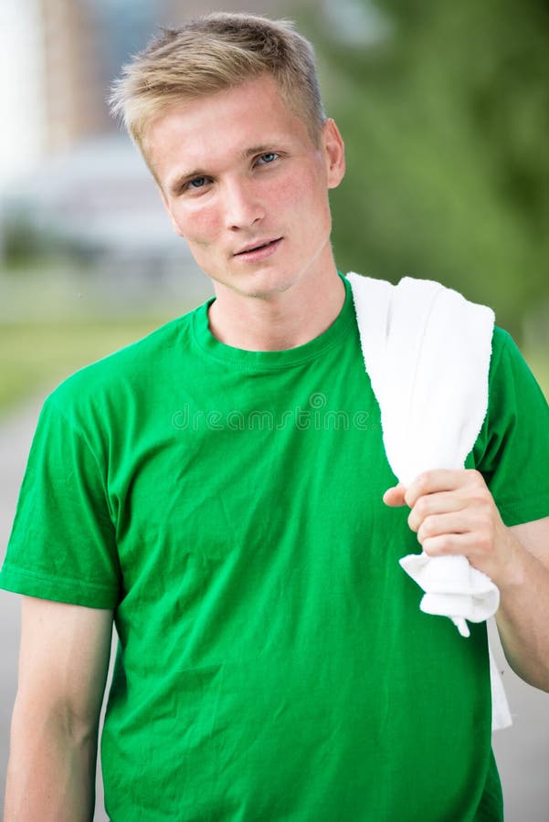 Müder Mann nachdem Eignungszeit und -c$trainieren Mit weißem Tuch stockfotos Müder Mann nachdem Eignungszeit und -c$trainieren Mit weißem Tuch stockfotos