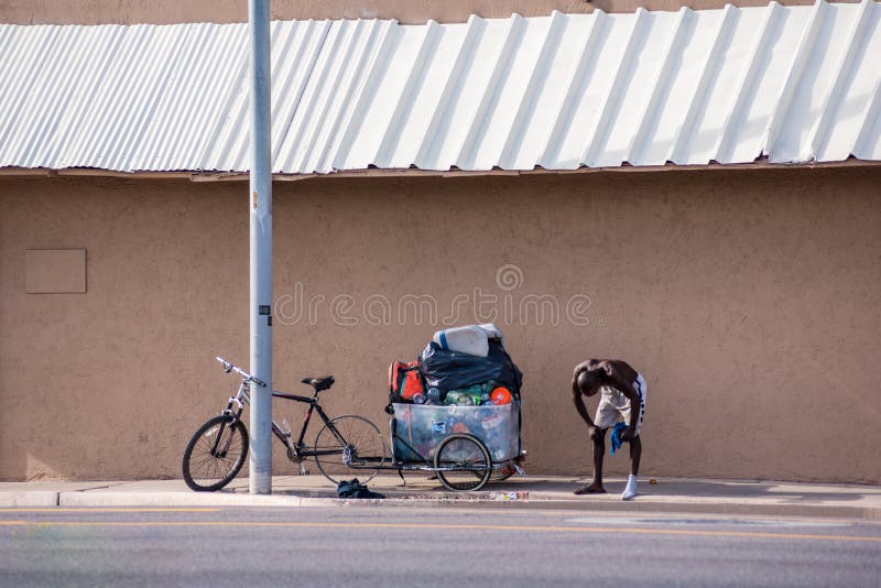 Müder obdachloser Mann lizenzfreie stockfotografie Müder obdachloser Mann lizenzfreie stockfotografie