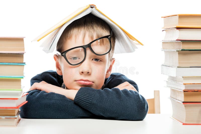 Müder Schüler und Stapel von Büchern auf weißem Hintergrund, Nahaufnahme lizenzfreie stockfotos Müder Schüler und Stapel von Büchern auf weißem Hintergrund, Nahaufnahme lizenzfreie stockfotos