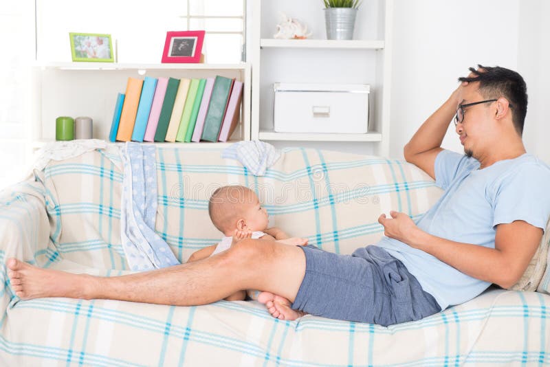 Müder Vater und Kind lizenzfreie stockfotografie Müder Vater und Kind lizenzfreie stockfotografie