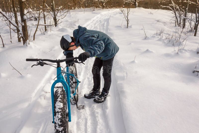 Müder Winter-Radfahrer stockfoto Müder Winter-Radfahrer stockfoto