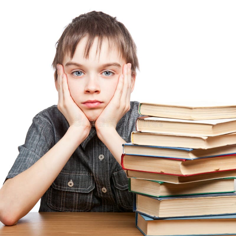 Müdes Kind mit Stapel Büchern lizenzfreie stockfotos Müdes Kind mit Stapel Büchern lizenzfreie stockfotos