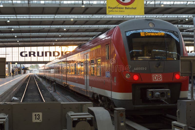 München, Deutschland am 27. August 2014: MÃ-¼ nchen Hauptbahnhof lizenzfreie stockfotografie München, Deutschland am 27. August 2014: MÃ-¼ nchen Hauptbahnhof lizenzfreie stockfotografie