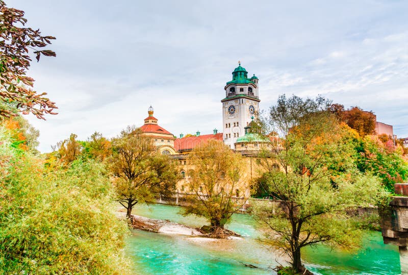 München, Deutschland - Herbstansicht von Isar-Fluss mit dem Muellersche stockfotos München, Deutschland - Herbstansicht von Isar-Fluss mit dem Muellersche stockfotos