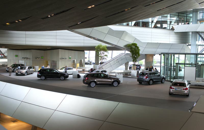 MÜNCHEN, DUITSLAND - JUNI 1, 2012: BMW-auto's bij BMW-Wereldtoonzaal worden voorgesteld in München, Duitsland dat royalty-vrije stock fotografie MÜNCHEN, DUITSLAND - JUNI 1, 2012: BMW-auto's bij BMW-Wereldtoonzaal worden voorgesteld in München, Duitsland dat royalty-vrije stock fotografie