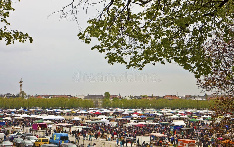 MÜNCHEN Duitsland - Openlucht reuzevlooienmarkt Riesenflohmarkt, stock afbeelding MÜNCHEN Duitsland - Openlucht reuzevlooienmarkt Riesenflohmarkt, stock afbeelding
