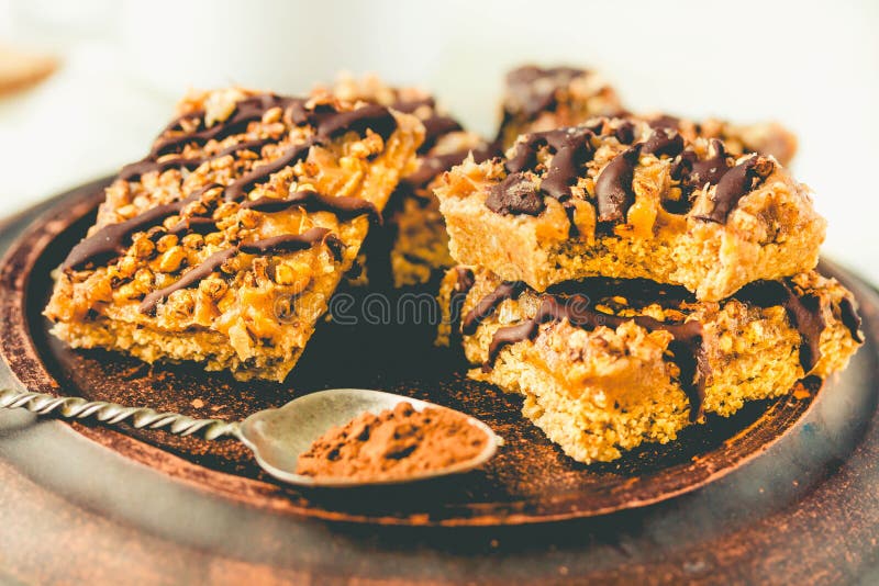 Müsliriegelkuchen mit Dattelkaramel und -schokolade Gesunder Süßspeisesnack Getreidemüsliriegel mit Nüssen, Frucht und Beeren an lizenzfreie stockbilder