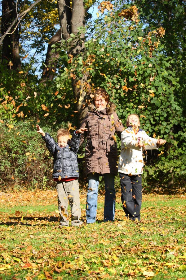 Mütter und Kinder im Herbstpark. lizenzfreies stockfoto Mütter und Kinder im Herbstpark. lizenzfreies stockfoto
