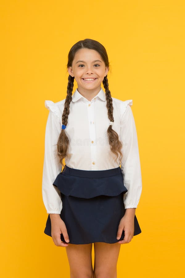 Mądrze cutie Śliczna mała dziewczynka ono uśmiecha się na żółtym tle Szczęśliwa mała dziewczyna jest ubranym mundurek szkolnego S obraz stock Mądrze cutie Śliczna mała dziewczynka ono uśmiecha się na żółtym tle Szczęśliwa mała dziewczyna jest ubranym mundurek szkolnego S obraz stock