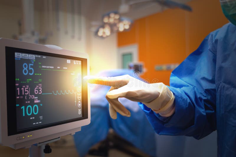 Mądrze medyczna technologia w szpitalnym pojęciu, lekarka trzyma medycznych instrumenty dla operacji wewnątrz w chirurg drużyny p obrazy stock