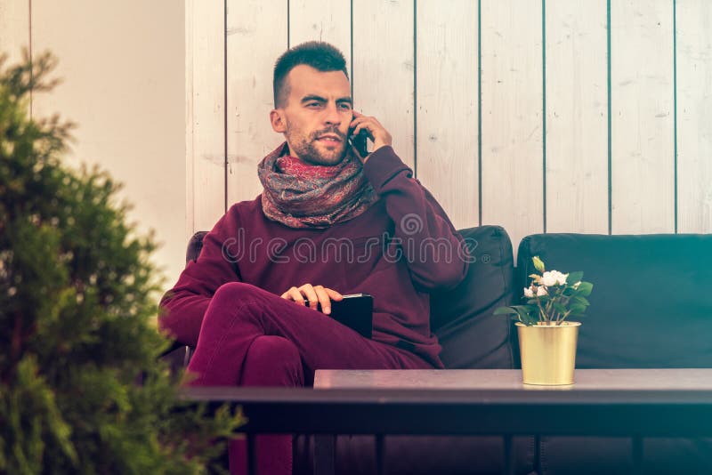 Mądrze młody człowiek pracuje na pastylka komputerze outdoors w kawiarni w miastowym terenie publicznym obrazy stock Mądrze młody człowiek pracuje na pastylka komputerze outdoors w kawiarni w miastowym terenie publicznym obrazy stock