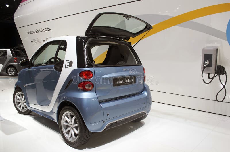 Mądrze Samochodowy Detroit Auto przedstawienie W W centrum Detroit 2015 zdjęcia stock Mądrze Samochodowy Detroit Auto przedstawienie W W centrum Detroit 2015 zdjęcia stock