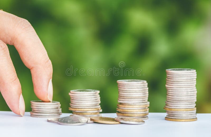 Męscy ręka kroki na pieniądze monecie jak sterta narastający biznes zdjęcia royalty free Męscy ręka kroki na pieniądze monecie jak sterta narastający biznes zdjęcia royalty free
