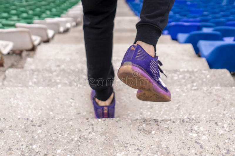 męska atleta biegająca w górę i na dół schodka na zdjęcia stock męska atleta biegająca w górę i na dół schodka na zdjęcia stock