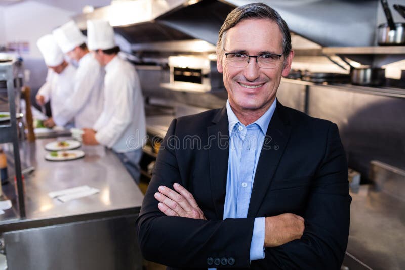 Męska restauracyjna kierownik pozycja z rękami krzyżować obrazy stock Męska restauracyjna kierownik pozycja z rękami krzyżować obrazy stock