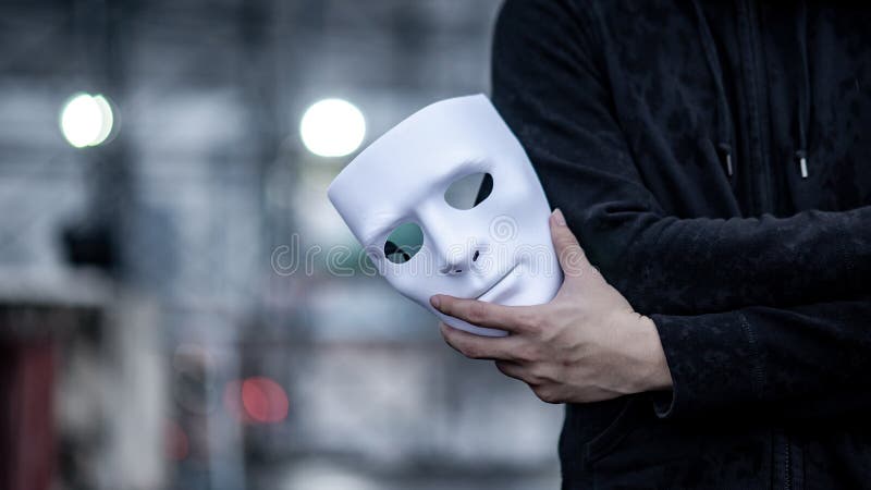 Męska ręka czarny kurtka mężczyzna trzyma biel maskę Anonimowy socjalny maskuje lub specjalizuje się depressive nieładu pojęcie
