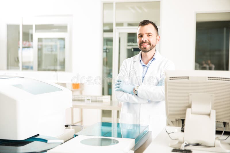 Męski chemik pracuje w nowożytnym lab obrazy stock Męski chemik pracuje w nowożytnym lab obrazy stock