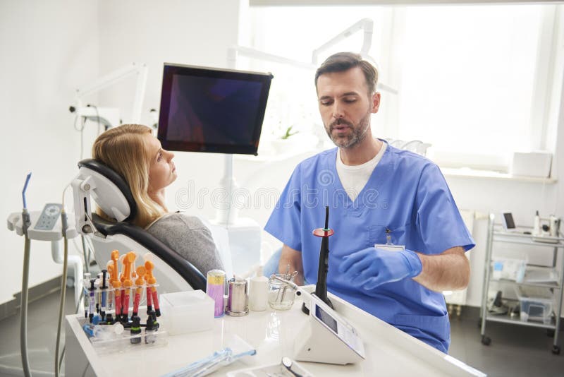 M?ski dentysta robi jego praca w dentysta klinice zdjęcie stock M?ski dentysta robi jego praca w dentysta klinice zdjęcie stock