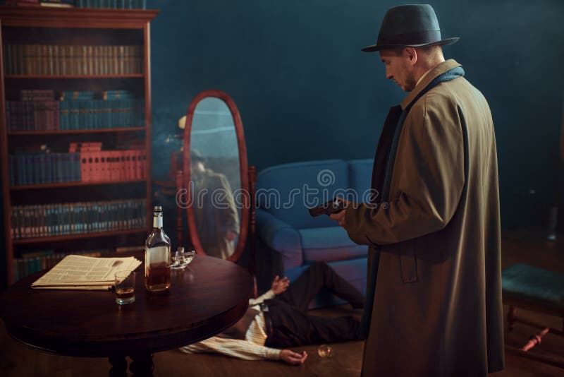 Męski detektyw z bronią stojącą w lustrze