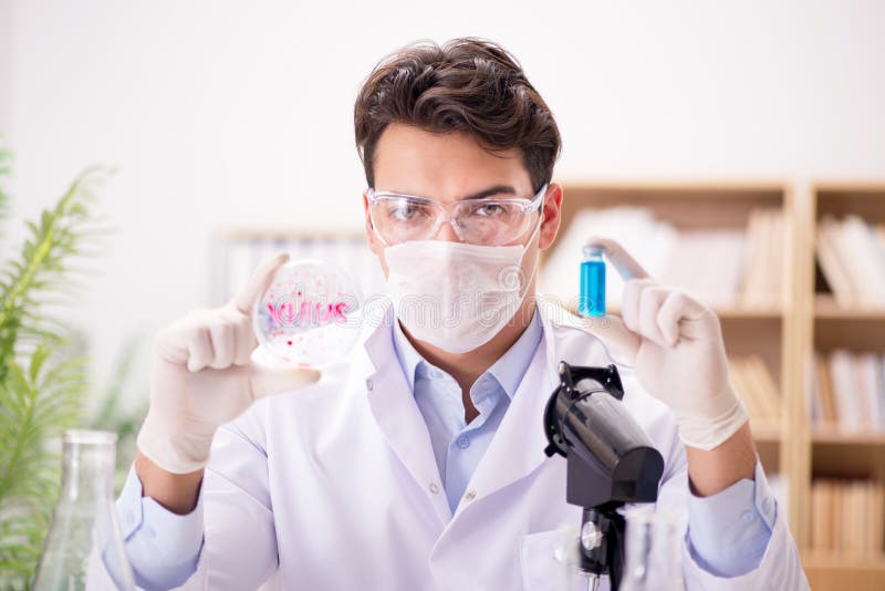 Męski doktorski działanie w lab na wirusowej szczepionce obrazy royalty free Męski doktorski działanie w lab na wirusowej szczepionce obrazy royalty free