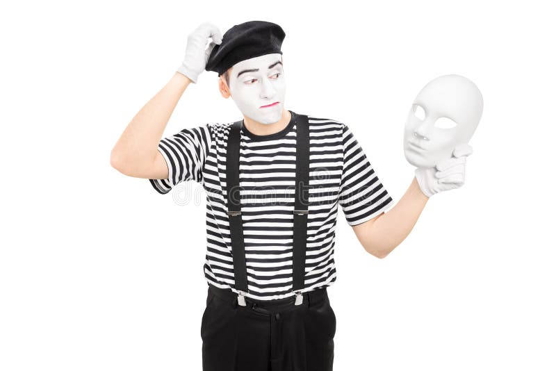Męski mima artysta trzyma teatr maskę