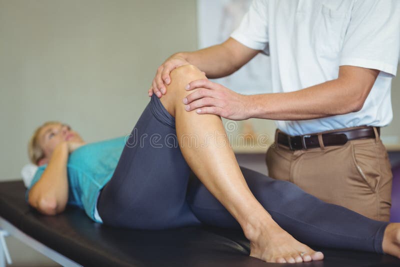 Męski physiotherapist daje kolanowemu masażowi żeński pacjent zdjęcie royalty free Męski physiotherapist daje kolanowemu masażowi żeński pacjent zdjęcie royalty free