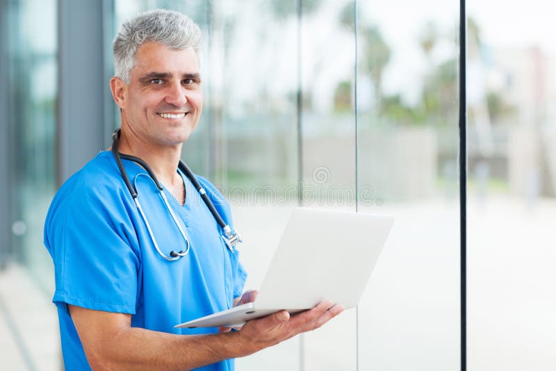 Męski pielęgniarka laptop