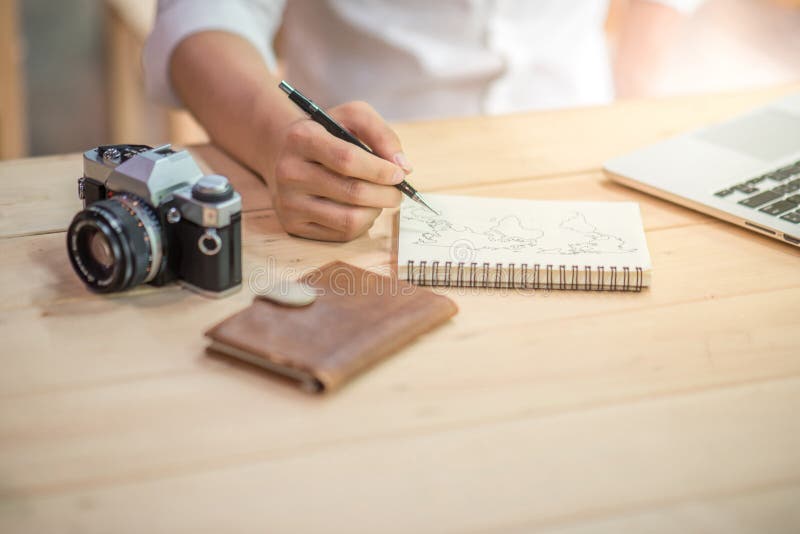 Męskiego ręki writing światowy kontur na notatniku zdjęcia royalty free Męskiego ręki writing światowy kontur na notatniku zdjęcia royalty free