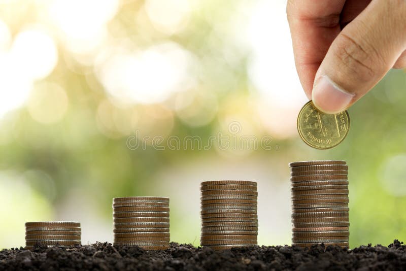 Męskiej ręki kładzenia pieniądze monety sterty narastający biznes obrazy stock Męskiej ręki kładzenia pieniądze monety sterty narastający biznes obrazy stock