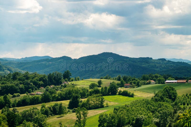 Mętny krajobraz nad górami w dragacewie zdjęcie royalty free