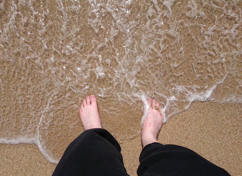 Mężczyzn cieki stoi na brzeg jak fala podołek na plaży w lecie Wierzcho?ka puszka strza? zdjęcie stock Mężczyzn cieki stoi na brzeg jak fala podołek na plaży w lecie Wierzcho?ka puszka strza? zdjęcie stock