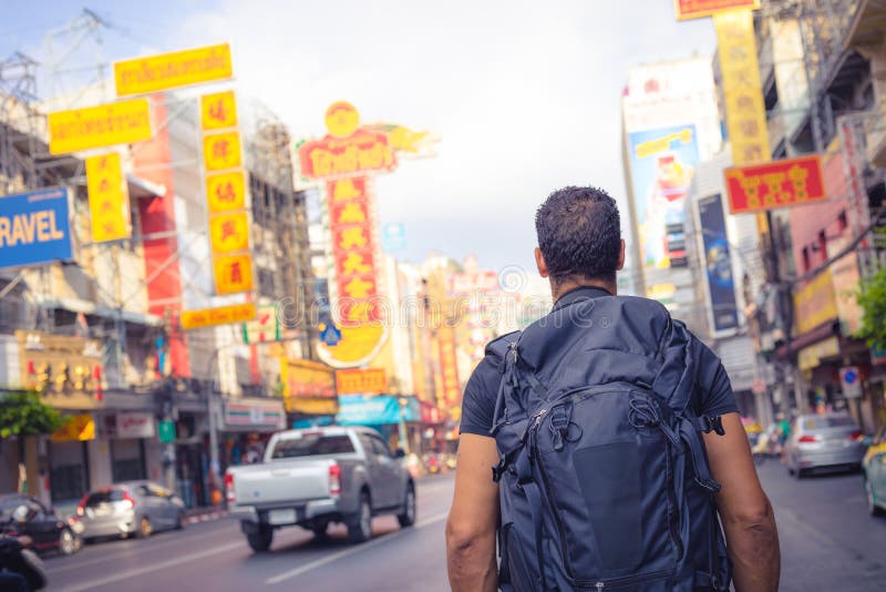 Mężczyzna backpacker patrzeje Yaowarat drogę w Bangkok podczas dnia, Tajlandia, Południowo-wschodni Asia zdjęcie stock Mężczyzna backpacker patrzeje Yaowarat drogę w Bangkok podczas dnia, Tajlandia, Południowo-wschodni Asia zdjęcie stock