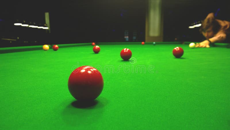 Mężczyzna bawić się Billiards Jaskrawe kolorowe piłki bawić się snooker Ćmi światła zdjęcie stock Mężczyzna bawić się Billiards Jaskrawe kolorowe piłki bawić się snooker Ćmi światła zdjęcie stock