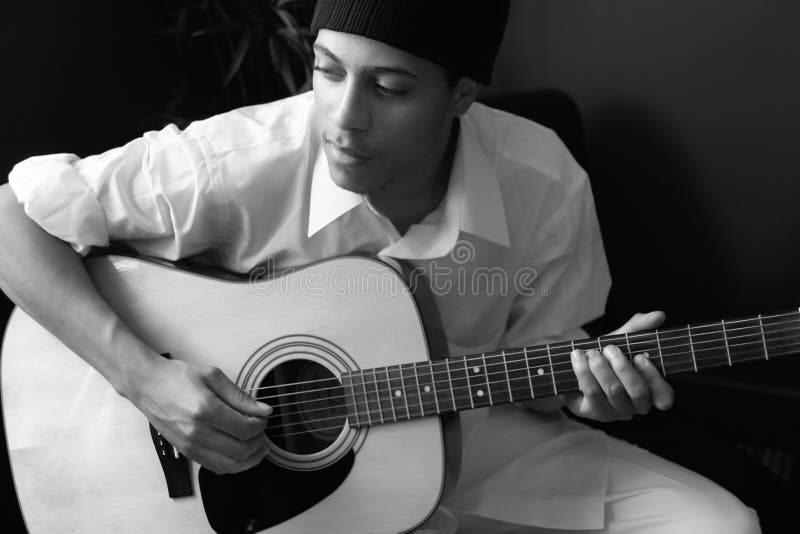 Mężczyzna Bawić się gitarę akustyczną zdjęcia stock Mężczyzna Bawić się gitarę akustyczną zdjęcia stock