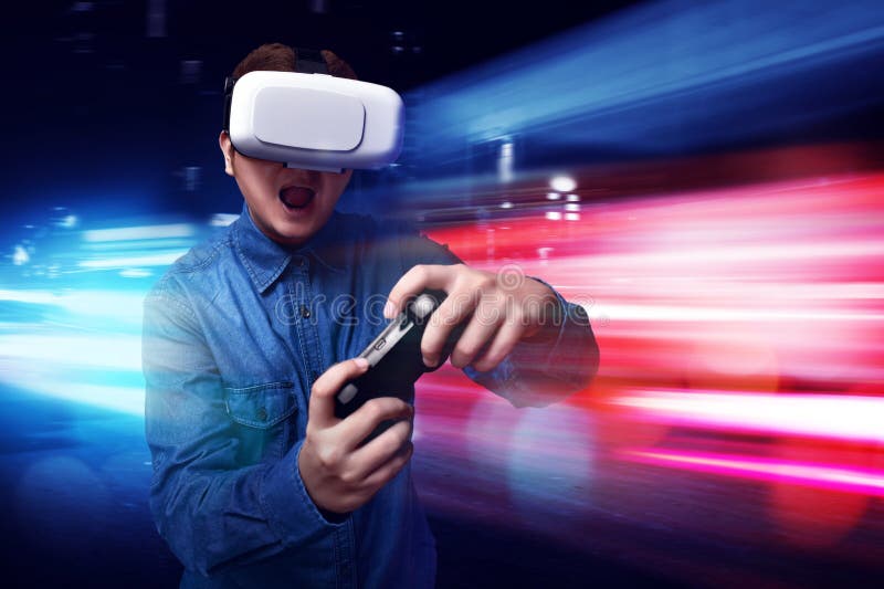 Mężczyzna bawić się wideo gry jest ubranym vr gogle zdjęcie royalty free