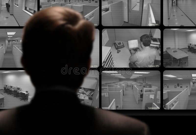 Mężczyzna dopatrywania pracownika praca przez przemysłowego wideo monitoru fotografia stock