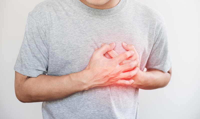 Mężczyzna dotyka jego serce z czerwoną główną atrakcją atak serca na białym tle i inny, kierowej choroby pojęcie