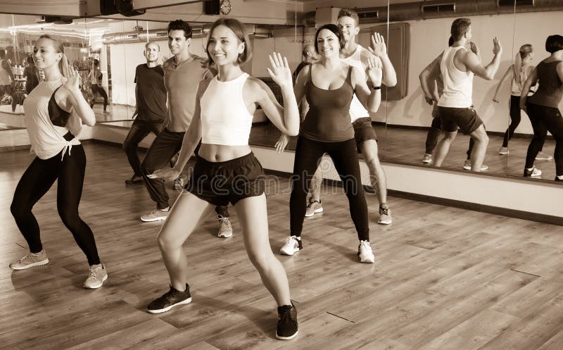 mężczyzna i damy tanczy zumba fotografia royalty free mężczyzna i damy tanczy zumba fotografia royalty free