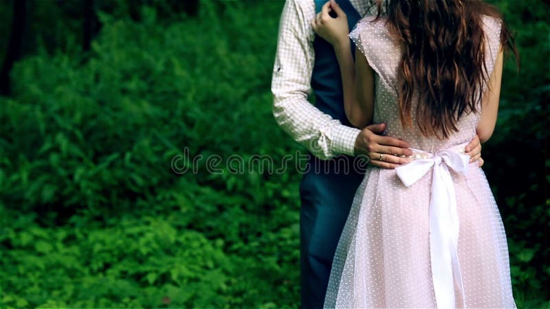 Mężczyzna i kobieta, młoda szczęśliwa pary małżeńskiej pozycja w piękno lesie