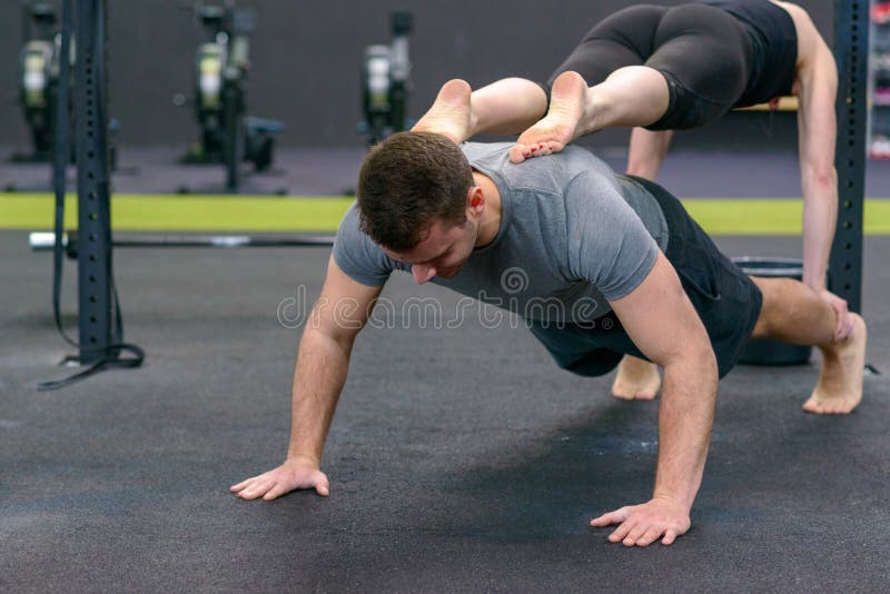 Mężczyzna i kobieta pracujący w gym out wpólnie obrazy stock