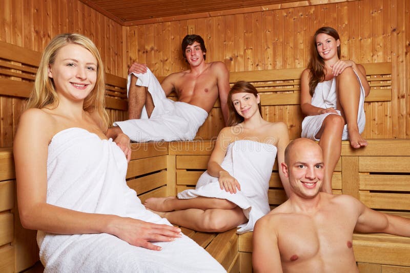 Mężczyzna i kobiety w mieszanym sauna zdjęcia royalty free Mężczyzna i kobiety w mieszanym sauna zdjęcia royalty free