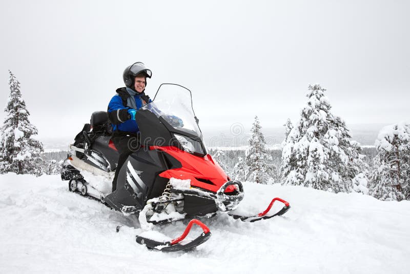 Mężczyzna jeżdżenia snowmobile w Finlandia obrazy stock Mężczyzna jeżdżenia snowmobile w Finlandia obrazy stock