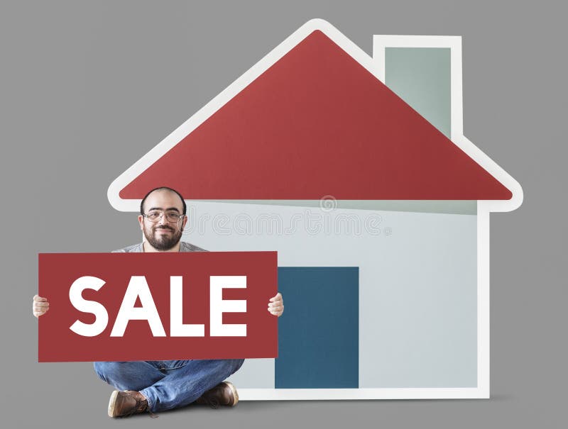 Mężczyzna mienia plakat z domową mockup sprzedażą obraz stock