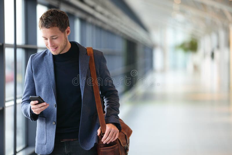 Mężczyzna na mądrze telefonie - młody biznesowy mężczyzna w lotnisku obraz royalty free Mężczyzna na mądrze telefonie - młody biznesowy mężczyzna w lotnisku obraz royalty free