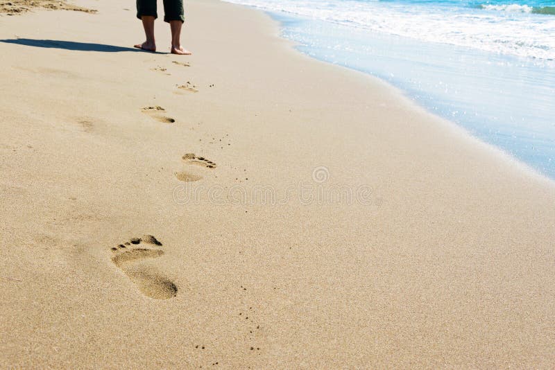 Mężczyzna odprowadzenie na plaży fotografia royalty free Mężczyzna odprowadzenie na plaży fotografia royalty free