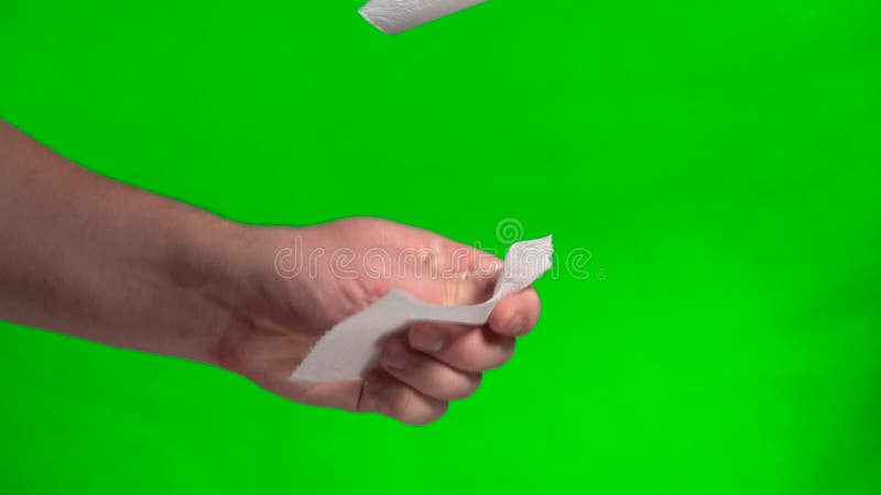 Mężczyzna odrywa kawałek papieru toaletowego produkowanego na masaż rękami