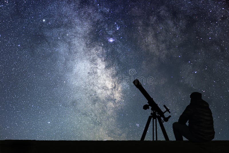 Mężczyzna patrzeje gwiazdy z astronomia teleskopem
