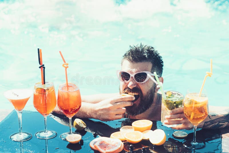 Mężczyzna pije koktajl przy plażą Świeże owoc w lecie Dobry dzień Szczęśliwy mężczyzna pi?kni poj?cia basenu wakacje kobiety poto obrazy stock Mężczyzna pije koktajl przy plażą Świeże owoc w lecie Dobry dzień Szczęśliwy mężczyzna pi?kni poj?cia basenu wakacje kobiety poto obrazy stock