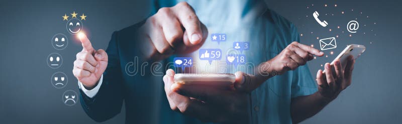 Mężczyzna pisze na swoim smartfonie, by wysyłać SMS-y i używać emoji do interakcji z innymi. pomyśl o ekranie smartfona. pomyśl o ekranie smartphone z symbolami powiadomień dla wiadomości polubień komentarze i gwiazdy wiadomości e-mail.