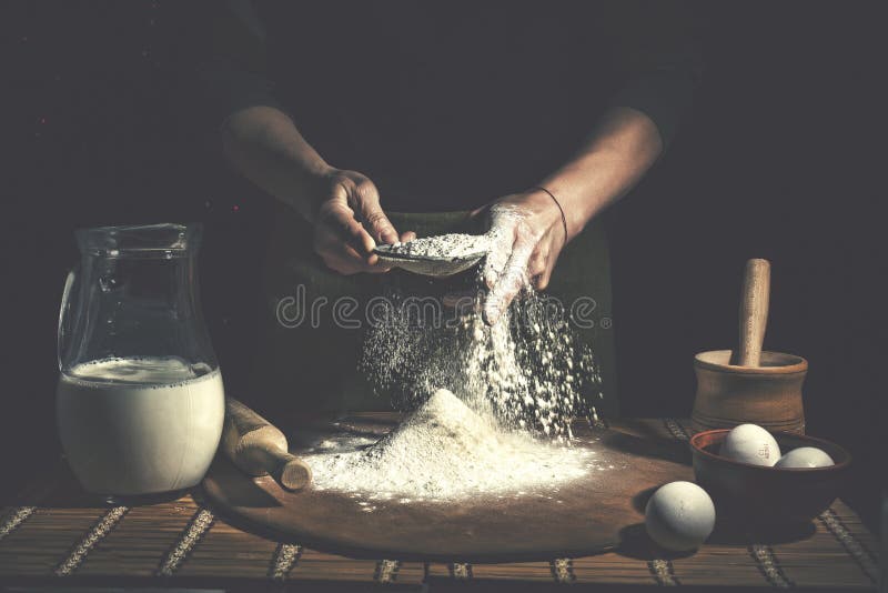 Mężczyzna przygotowywa chlebowego ciasto na drewnianym stole w piekarni zakończeniu up Przygotowanie Wielkanocny chleb